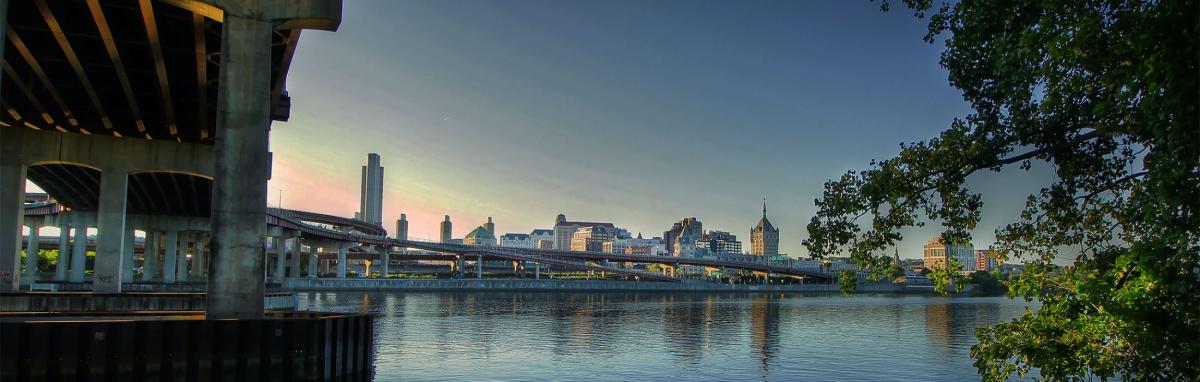 Panoramic photo of city of Albany featuring highways and Hudson River