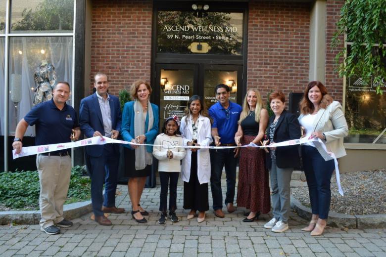 People cutting ribbon at Ascend Wellness Ribbon Cutting