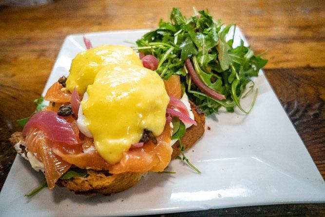 Eggs benedict with a side salad